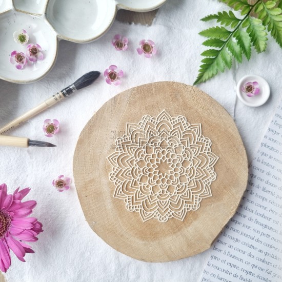 Pochoir Fleur mandala 1 de la collection Vibrations de Chou and Flowers